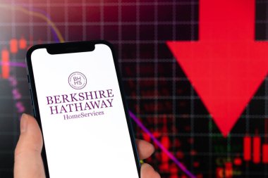 Kharkov, Ukrayna - 11 Şubat 2022: Berkshire Hathaway hisse senedi ticareti kırmızı listede. İş ve finans piyasası geçmişi
