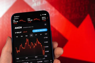 Kharkov, Ukrayna - 11 Şubat 2022: Amazon borsası kırmızı listede. Amerikan şirketi, teknoloji endüstrisi. Finans piyasası geçmişi