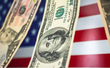 Para aklama konsepti için ipte asılı duran dolar banknotları. ABD ulusal bayrağı arka planı, yakın çekim fotoğrafı