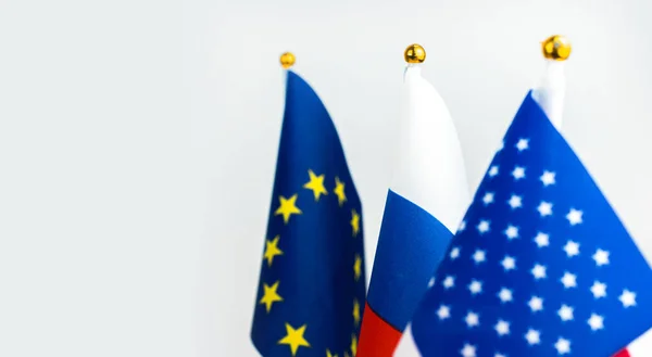 Ryssland Europa Och Usa Flagga Vit Bakgrund Kris Sanktionskoncept Världskonfliktfoto — Stockfoto