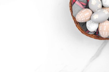 Sepette Paskalya yumurtası, pankart. Mutlu tatiller, beyaz bir arka planda kutlama ve selamlama tasarımı. Düz, üst görünüm ve boşluk kopyala