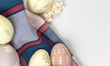 Çiçekli Paskalya yumurtaları. Mutlu tatiller, beyaz bir arka planda kutlama ve selamlama tasarımı. Düz, üst görünüm ve boşluk kopyala 