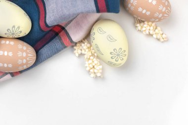 Çiçekli Paskalya yumurtaları. Mutlu tatiller, beyaz bir arka planda kutlama ve selamlama tasarımı. Düz, üst görünüm ve boşluk kopyala