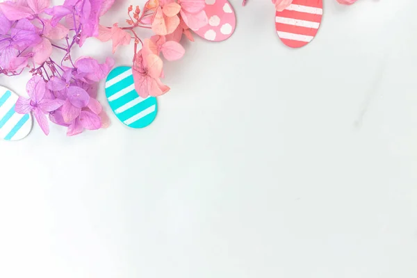 Πολύχρωμα Πασχαλινά Αυγά Και Λουλούδια Σχεδιασμός Περιγράμματος Ροζ Ανοιξιάτικα Λουλούδια — Φωτογραφία Αρχείου