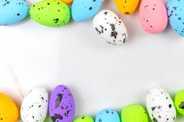 Huevos Coloridos Pascua Diseño Borde Dos Lados Feliz Concepto Saludos —  Fotos de Stock