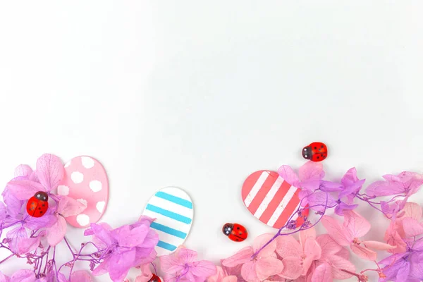 Πολύχρωμα Πασχαλινά Αυγά Και Λουλούδια Σχέδιο Κάτω Άκρων Ροζ Ανοιξιάτικα — Φωτογραφία Αρχείου