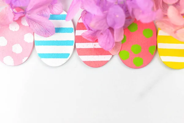 Πολύχρωμα Πασχαλινά Αυγά Και Λουλούδια Σχεδιασμός Περιγράμματος Ροζ Ανοιξιάτικα Λουλούδια — Φωτογραφία Αρχείου