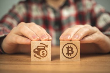 Bitcoin ve döviz kurları konsepti, vergilendirme. Bitcoin ve yüzde sembollü ahşap küpleri yakın çekim işinde. 