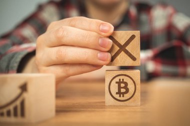 Bitcoin yasaklandı. Şifreli para sanal para siber güvenlik geçmişi. Sembollü ahşap küplere yakın çekim