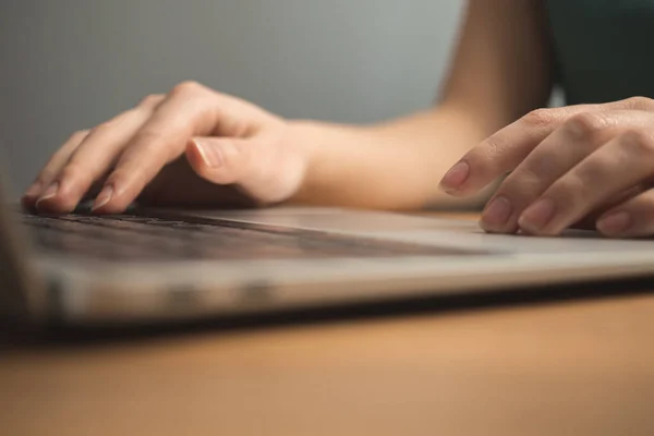 笔记本电脑放在木制桌子上 年轻妇女手扶键盘 自由工作场所 来自家庭概念背景的工作 — 图库照片