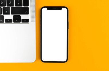 Apple iPhone maketli ofis masası. İşletme yatağı ve minimum tasarım geçmişi. Üst görünüm ve uzay fotoğrafını kopyala