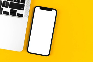 Apple iPhone maketli ofis masası. İşletme yatağı ve minimum tasarım geçmişi. Üst görünüm ve uzay fotoğrafını kopyala