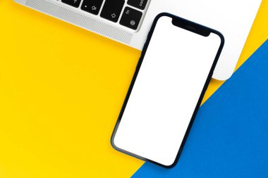 Apple iPhone maketli ofis masası. İşletme yatağı ve minimum tasarım geçmişi. Üst görünüm ve uzay fotoğrafını kopyala