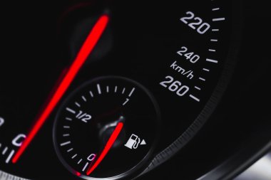 Kırmızı göstergeli spor araba hız göstergesi, yakın görüş, yüksek hız konsepti