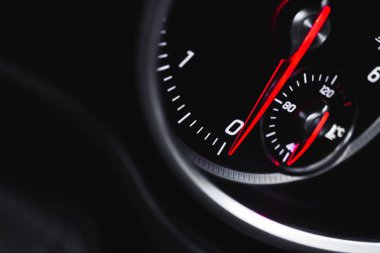 Parlayan kırmızı göstergelere sahip taktik araba, spor arabadaki lüks gösterge panelinin yakın görüntüsü