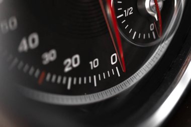 Kırmızı göstergeye sahip araba hız göstergesi yakın görüş, lüks araba iç mimarisi