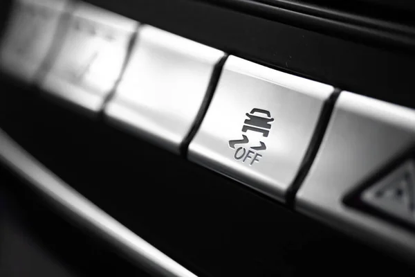 ESP Elektronik İstikrar Programı Kontrol, yakın görüş. Modern bir arabanın iç dekorasyonu. ESP düğmeli fotoğraf