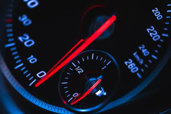 회전하는 자동차 속도계는 배경을 가까이 수있다 스포츠카 계기판 계기판 — 스톡 사진