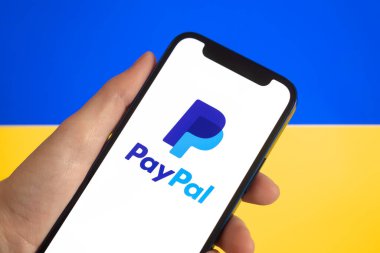 Kharkov, Ukrayna - 18 Mart 2022: Paypal logosu Ukrayna bayrağına karşı, yakın çekim