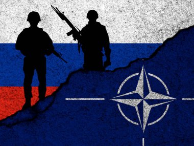 Rusya ve NATO bayrakları. Silahlı adamlar askeri askerler silueti. Savaş krizi, politik çatışma. Çatlak beton arka plan fotoğrafı