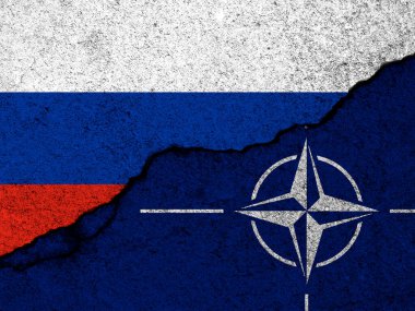 Rusya ve NATO bayrakları. Savaş krizi, politik çatışma. Çatlak beton arka plan fotoğrafı
