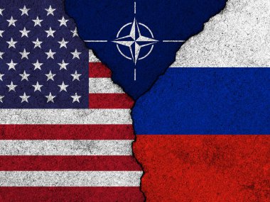 ABD ve NATO Rusya 'ya karşı. Arka planda kırık bayraklar var. Askeri çatışma konsepti