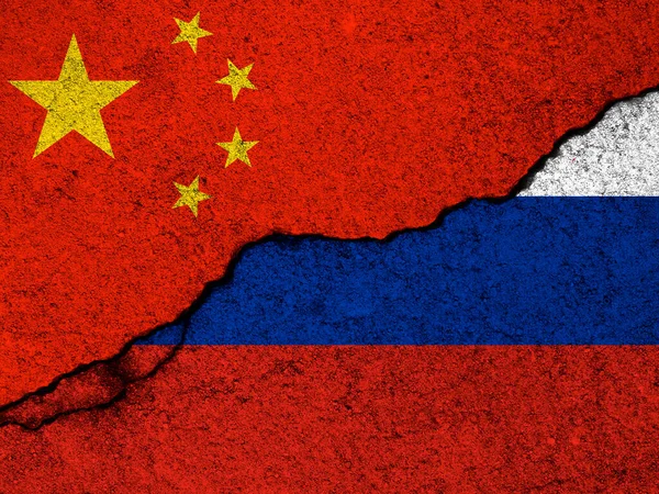 Κίνα Και Ρωσία Σχέσεις Φόντο Σημαίες Χωρών Ζωγραφισμένες Ραγισμένο Τσιμέντο — Φωτογραφία Αρχείου
