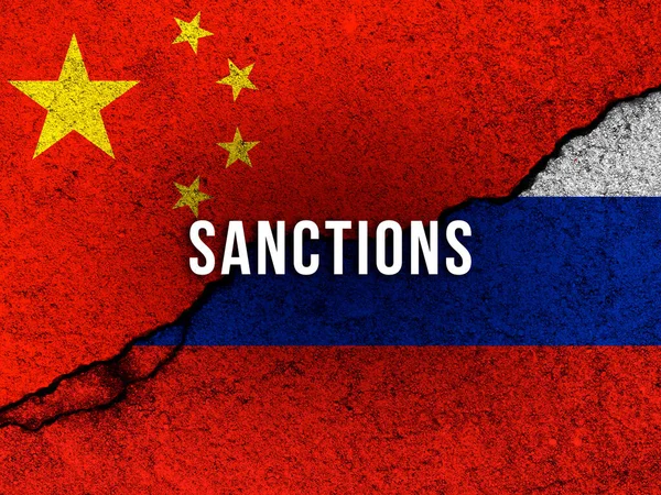 China Sancties Tegen Rusland Land Vlaggen Samen Geschilderd Gebarsten Betonnen — Stockfoto