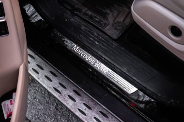 Kharkov, Ukrayna - 14 Mart 2022: Mercedes Benz logosu lüks arabanın içinde. Kış ve kar arkaplanı