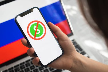Poltava, Ukrayna - 23 Mart 2022: Rusya Federasyonu 'nda yasaklanmış dolar parası. Dolar logosu ve Rus bayrağı geçmişi. Yaptırım kavramı 