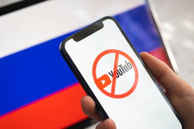 Poltava, Ukrayna - 23 Mart 2022: Youtube ve Rusya bayrağı. Yaptırımlar, yasaklar ve yasaklanmış işler. Youtube logosu, büyük bir şirket Rusya Federasyonu fotoğraflarında çalışmayı bıraktı.