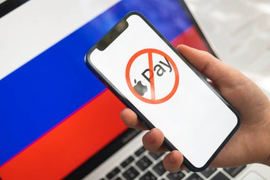 Poltava, Ukrayna - 23 Mart 2022: Apple maaşı ve Rusya bayrağı. Yaptırımlar, yasaklar ve yasaklanmış işler. Elma maaşı Rusya Federasyonu 'nda çalışmayı durdurdu, logo yakın plan fotoğraf