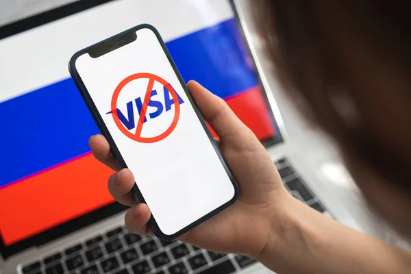 Poltava Ukrajina Března 2022 Žena Snaží Používat Vízum Rusku Smartphone — Stock fotografie