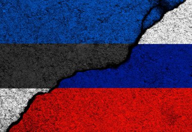 Kırık beton arka planda Estonya ve Rusya bayrakları 