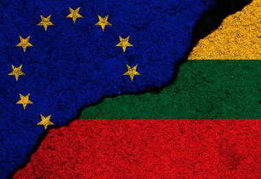 Beton duvar zemininde Litvanya ve Avrupa Birliği bayrakları