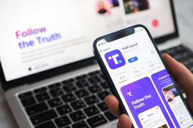 Poltava, Ukrayna - 23 Mart 2022: Truth Social app and logo, sosyal medya Donald Trump, ABD Başkanı. Twitter yarışmacısı. Hakikat Sosyal Hizmeti ile cep telefonu 