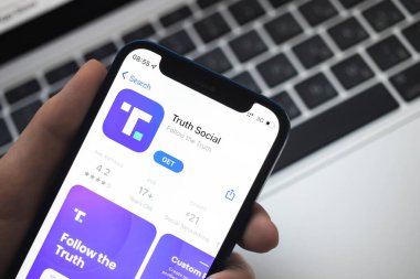 Poltava, Ukrayna - 23 Mart 2022: Truth Social app and logo, sosyal medya Donald Trump, ABD Başkanı. Twitter yarışmacısı. Hakikat Sosyal Hizmeti ile cep telefonu 