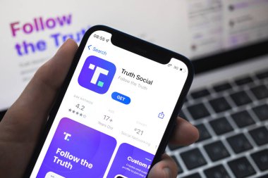 Poltava, Ukrayna - 23 Mart 2022: Truth Social app and logo, sosyal medya Donald Trump, ABD Başkanı. Twitter yarışmacısı. Hakikat Sosyal Hizmeti ile cep telefonu 