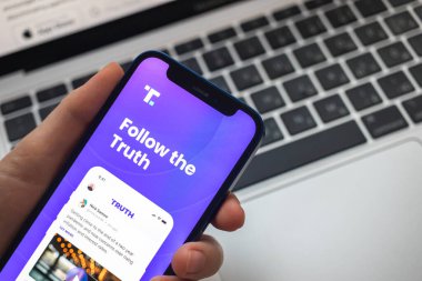 Poltava, Ukrayna - 23 Mart 2022: Truth Social app and logo, sosyal medya Donald Trump, ABD Başkanı. Twitter yarışmacısı. Hakikat Sosyal Hizmeti ile cep telefonu 