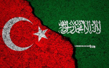Türkiye ve Suudi Arabistan 'ın bayrakları. Çatlak duvar. Askeri çatışma ve savaş kavramı