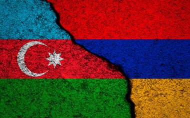 Azerbaycan ve Ermenistan arka planda. Çatlak duvar. Askeri çatışma ve savaş kavramı 