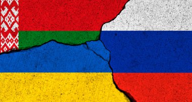 Ukrayna 'da savaş. Belarus ve Rus istilası, askeri çatışma. Beton duvar arka planında bayraklar