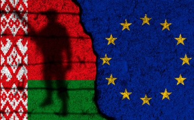 Beyaz Rusya ve Avrupa Birliği. Yaptırım kavramı. Beton duvar zemininde Belarus ve AB bayrakları