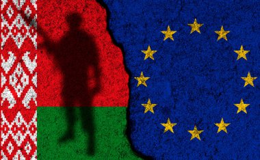 Beyaz Rusya ve Avrupa Birliği. Yaptırım kavramı. Beton duvar zemininde Belarus ve AB bayrakları