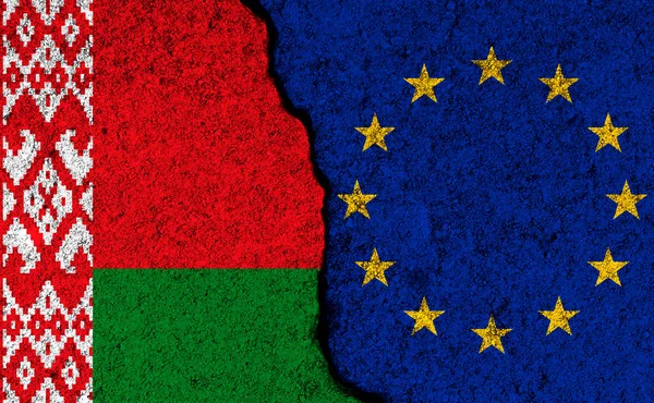 Beyaz Rusya ve Avrupa Birliği. Yaptırım kavramı. Beton duvar zemininde Belarus ve AB bayrakları