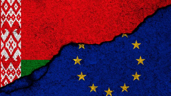 Belarus ve Avrupa Birliği, yaptırım konsepti. Çatlak beton duvarda bayraklar