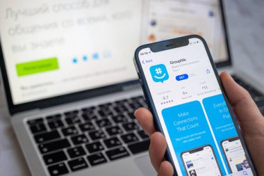 Poltava, Ukrayna - 22 Mart 2022: Cep telefonu ekranında GroupMe uygulaması. Grup Me uygulamasını kullanan kadın, simge yakın görüntü fotoğrafı 