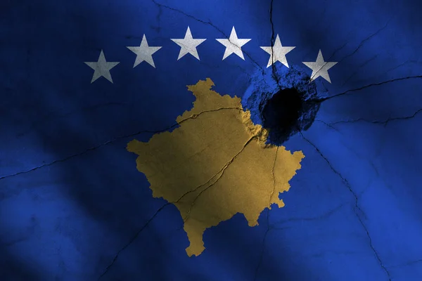 带有大裂缝或弹孔的科索沃共和国国旗 军事冲突和国家概念背景照片 — 图库照片