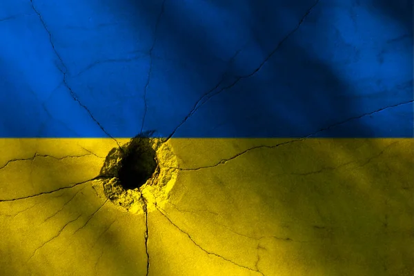 Ukrajinská Vlajka Velkou Prasklinou Nebo Dírou Kulce Vojenský Konflikt Válka — Stock fotografie
