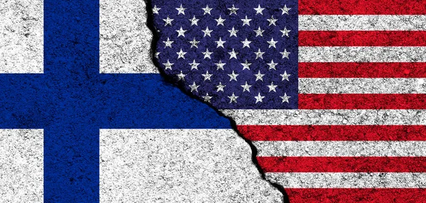 Eua Finlândia Bandeiras Pintadas Parede Concreto Rachado Estados Unidos América — Fotografia de Stock